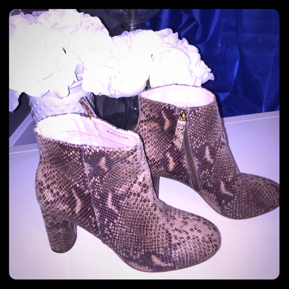 SALE 🎉🛍 INC Snakeskin Style Ankle Boots i